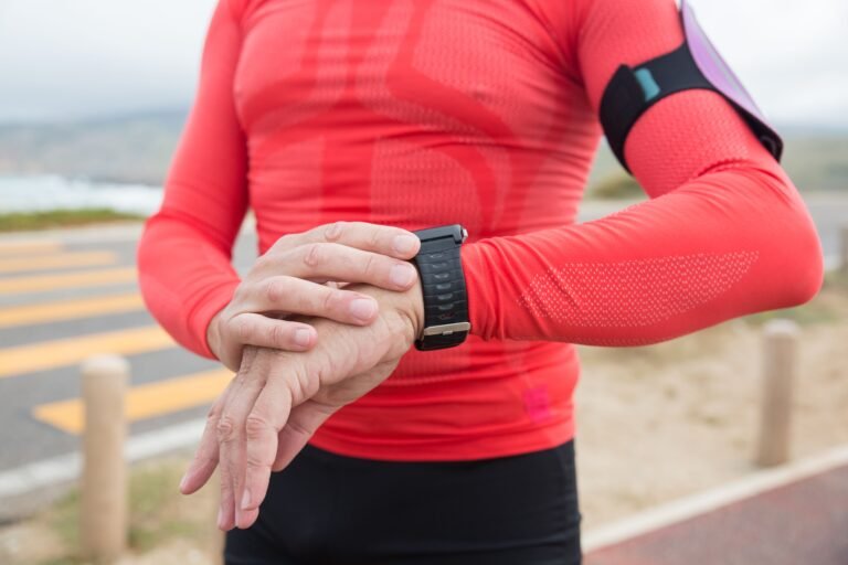 Persoon met sporthorloge tijdens hardlooptraining